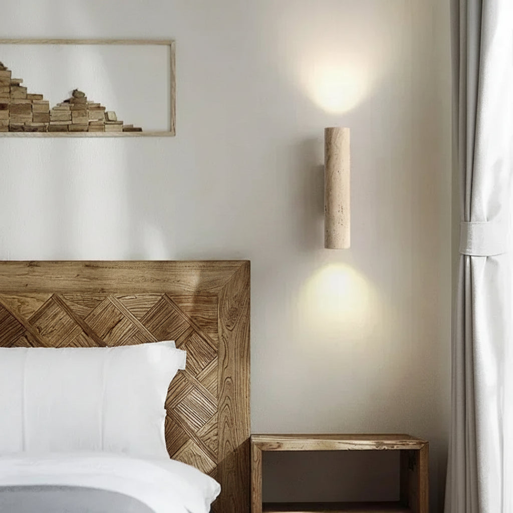 Applique murale en pierre naturelle installée au-dessus d'un lit