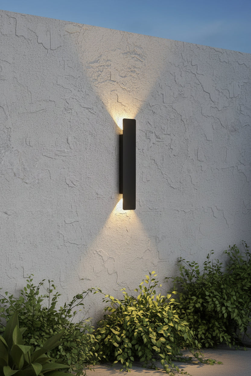 Applique haut bas installée sur une façade extérieure
