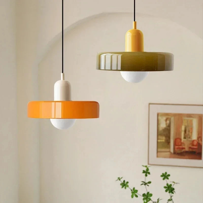Lustre verre rétro nordique au-dessus d'une salle à manger